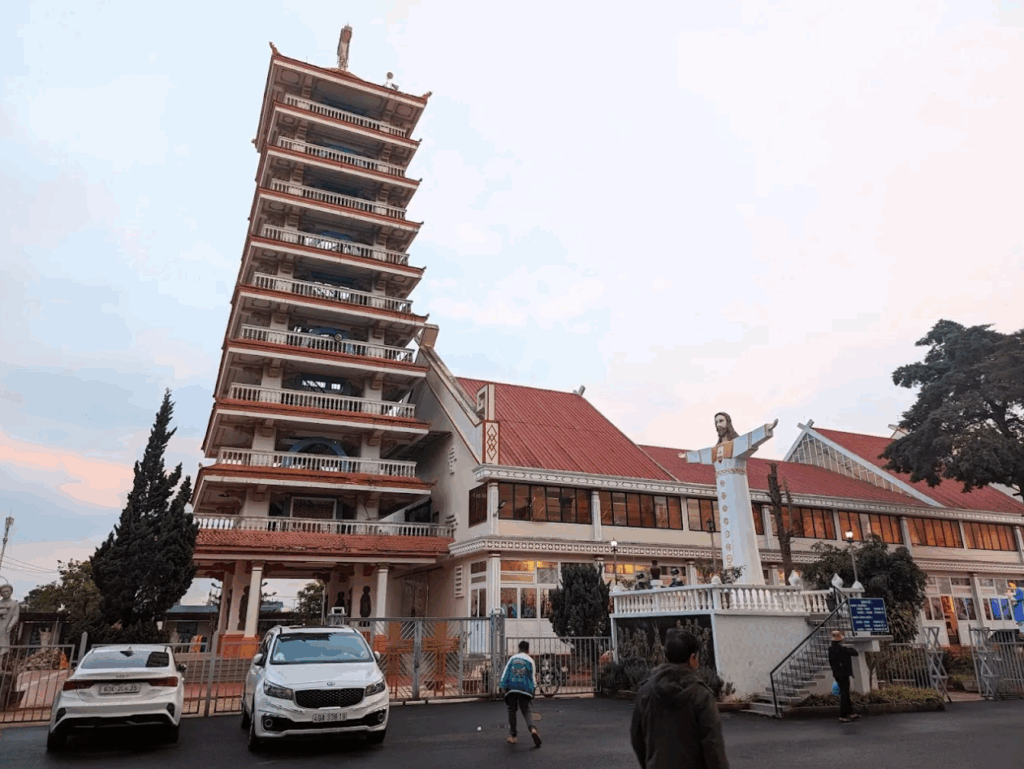 10 nhà thờ đẹp nhất đà lạt